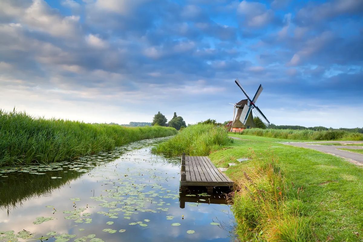 Windmühle an einem Graben