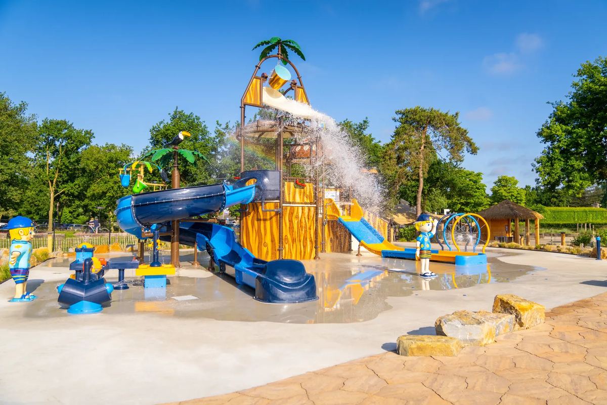 Wasserspielplatz mit Rutschen und Kübel