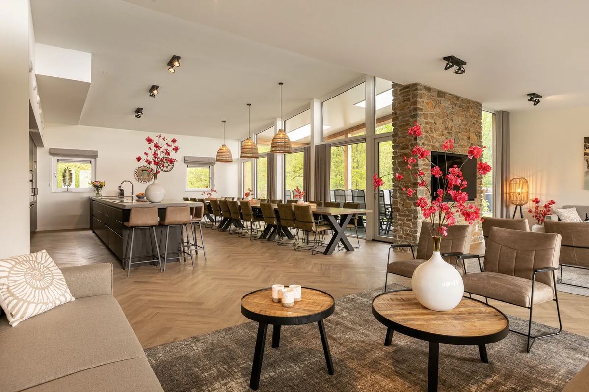 Wohnzimmer mit Kamin und Esstisch
