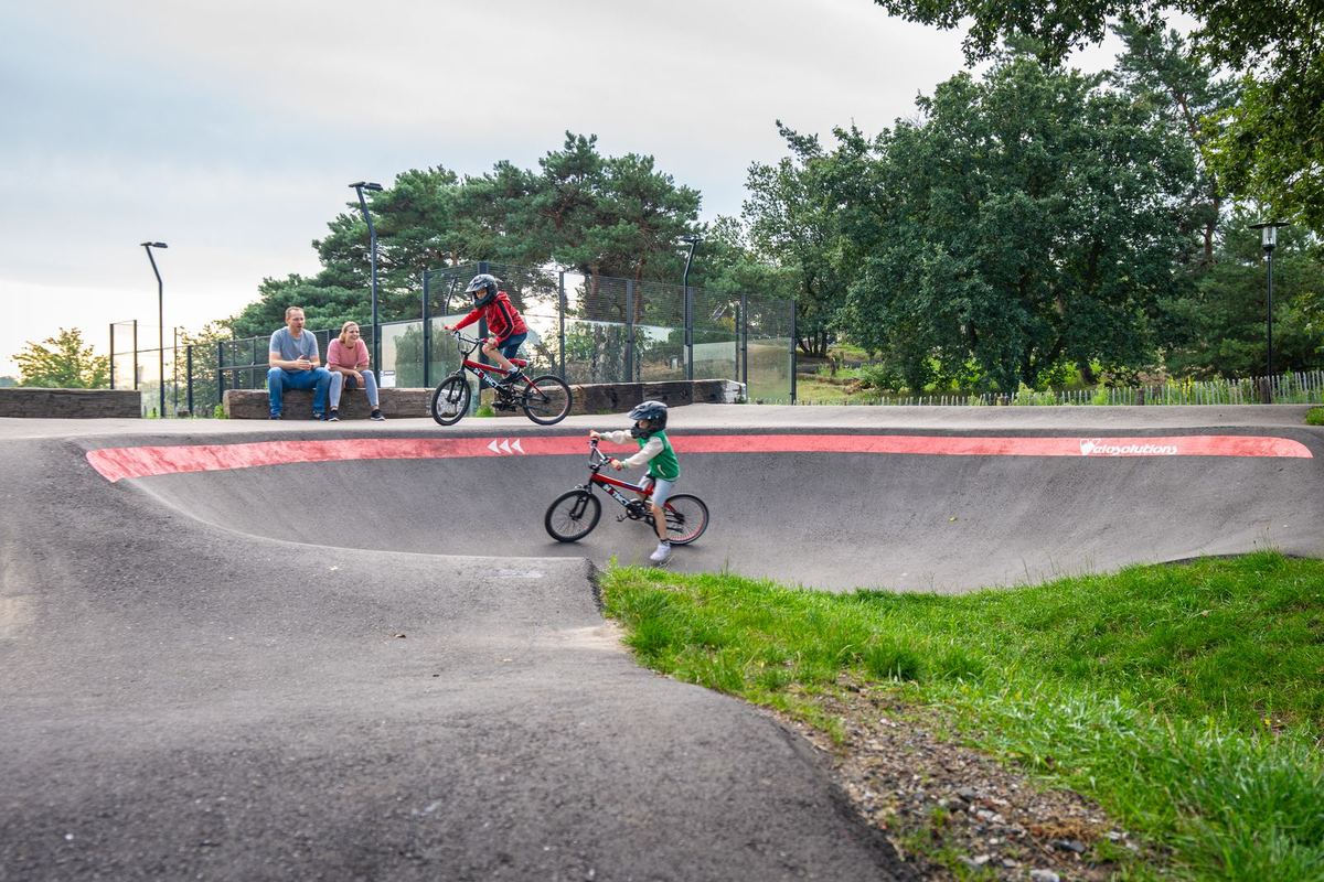 Kinder fahren auf einem Pumptrack
