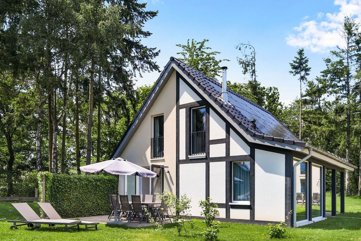 Ferienhaus mit Fachwerkgiebel und Solardach am Waldrand