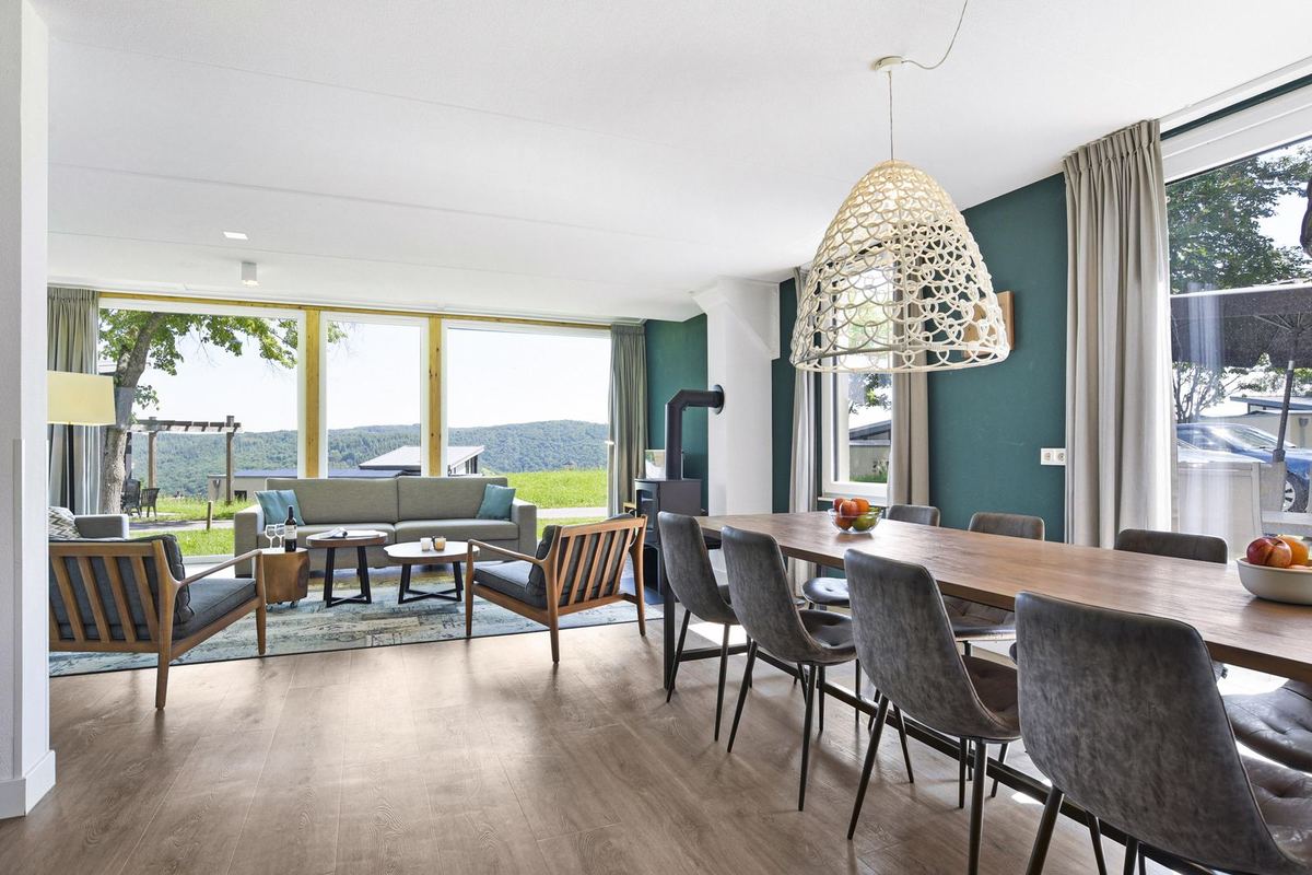 Langer Esstisch für eine große Gruppe vor einer Fensterfront