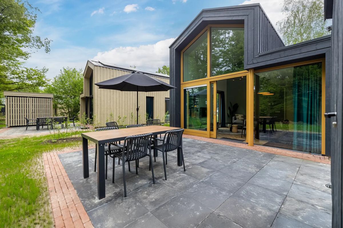 Ferienhaus mit Glasfront und großer Terrasse