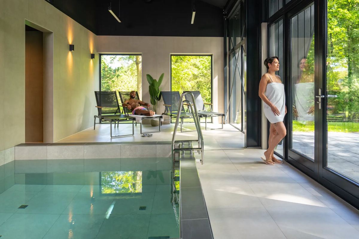 Innenbecken mit Fensterfront in einem Wellnesshaus