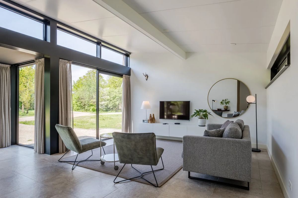 Helles Wohnzimmer mit Sesseln