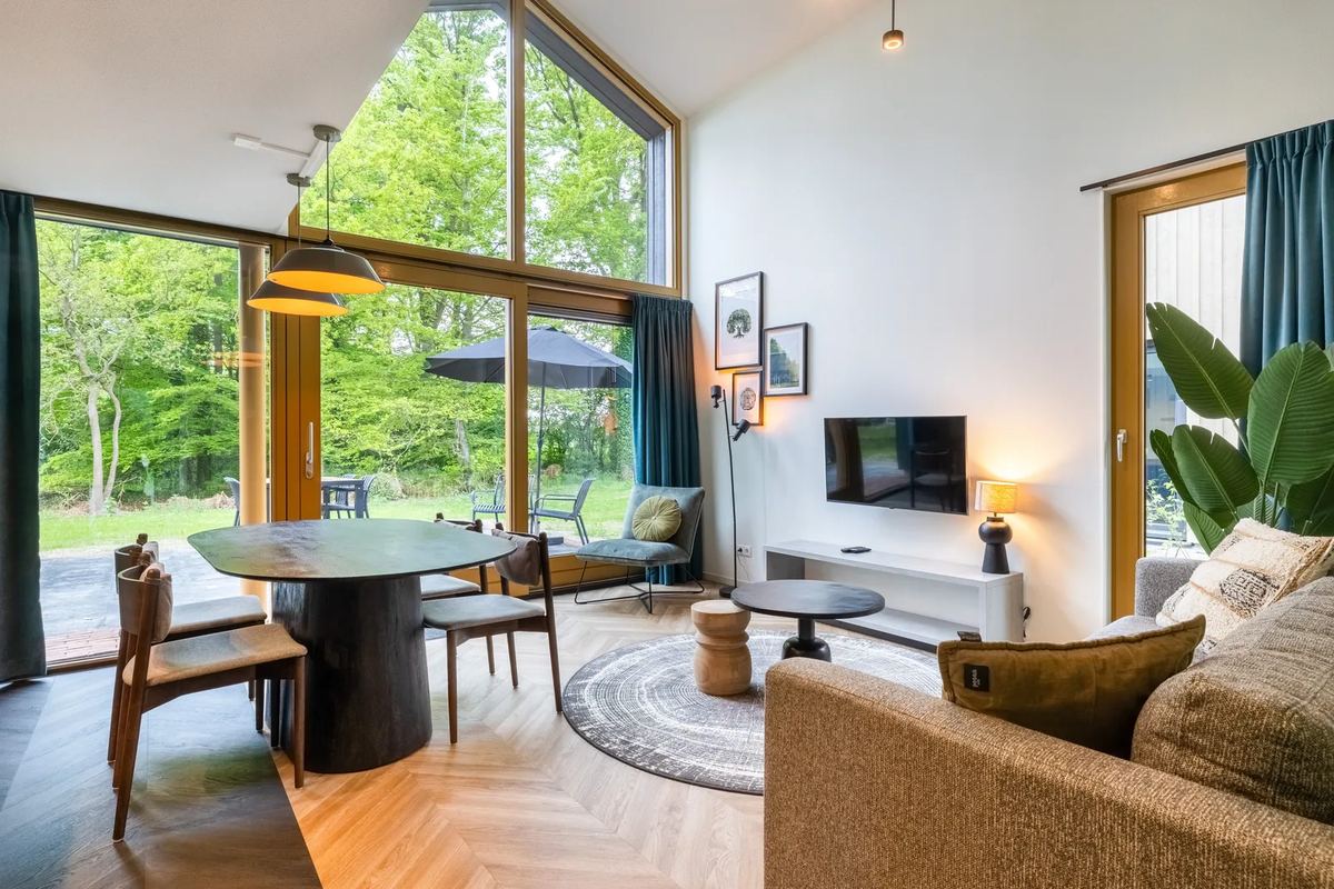 Wohnbereich unter hoher Decke