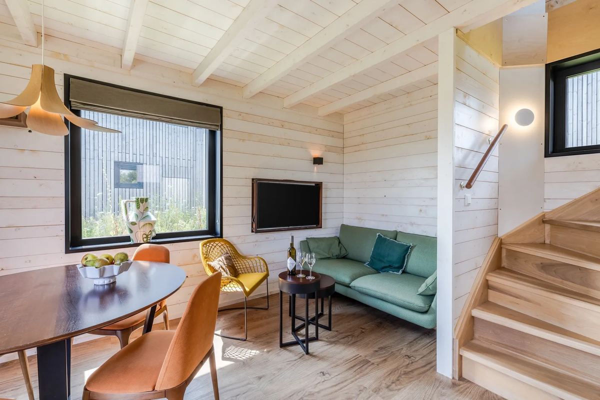 Wohnküche mit Holzwänden und Treppe