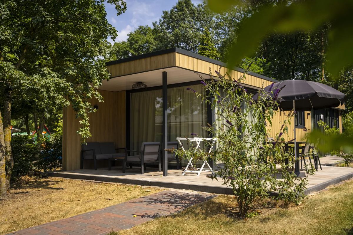 Modernes Chalet mit Terrasse und Sonnenschirm