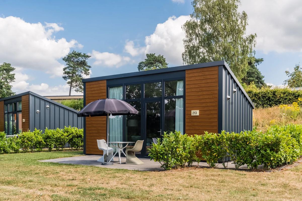 Dunkles Chalet mit Holzverkleidung