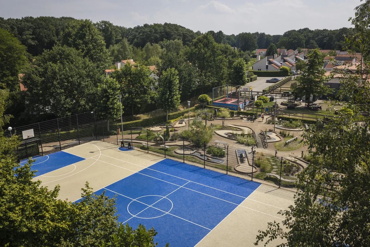 Luftbild: Sportplatz und Minigolf