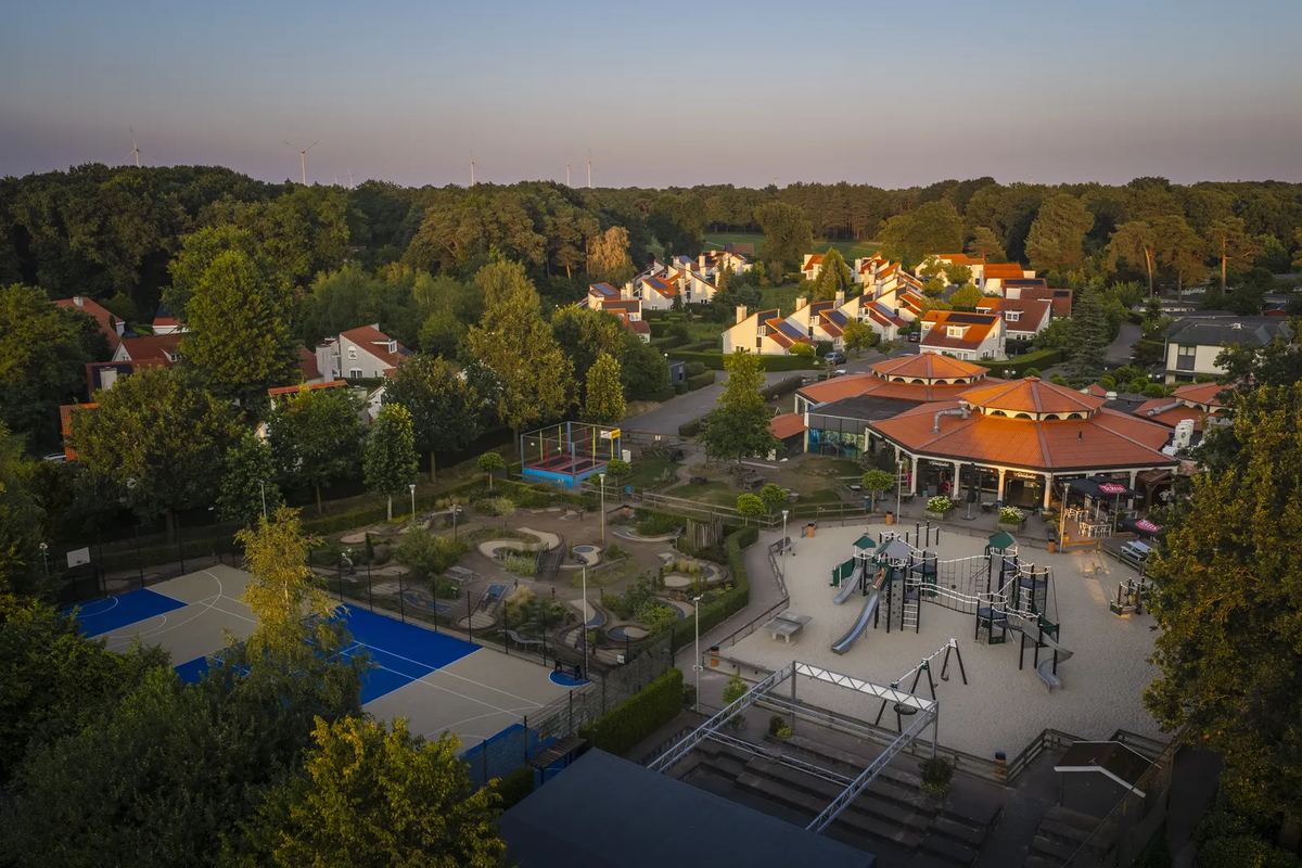 Luftbild: Zentrum des Parks in der Abenddämmerung