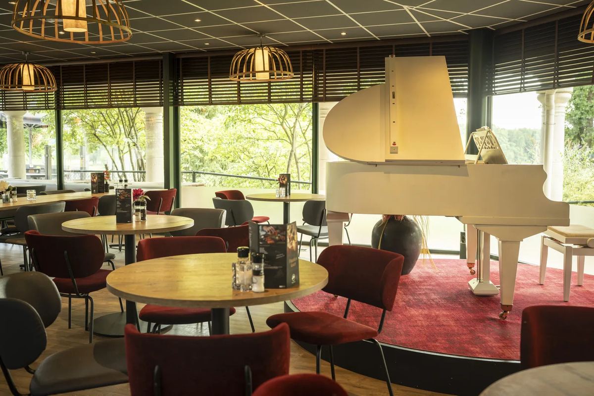 Restaurant mit weißem Flügel