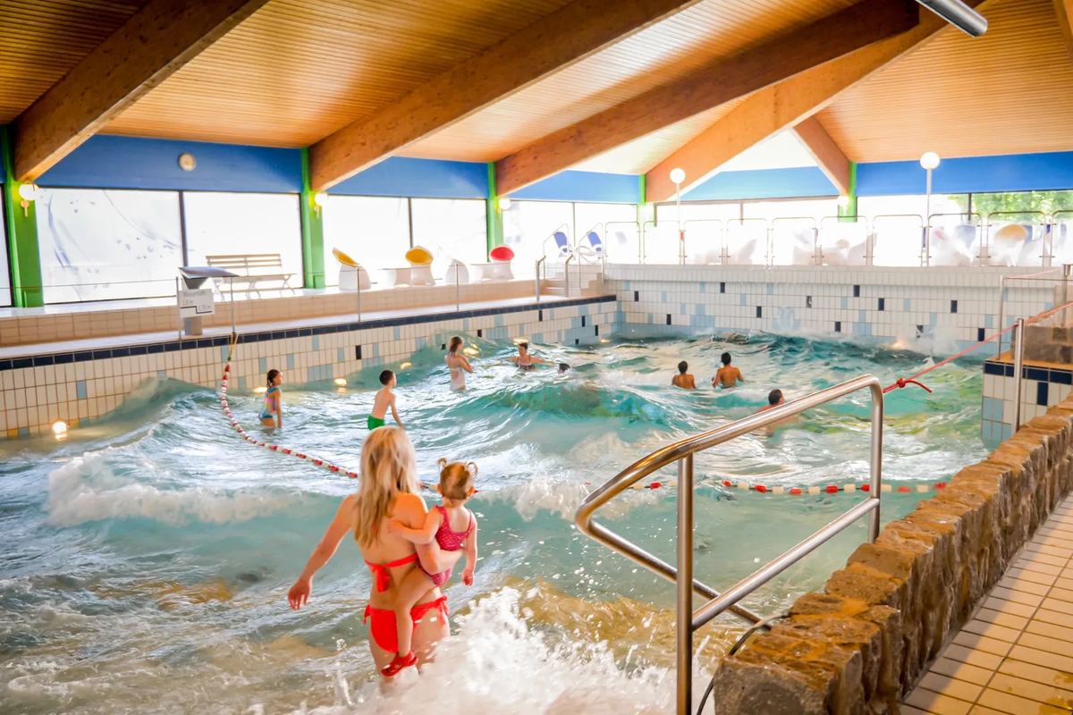 Badegäste in einem Wellenbecken
