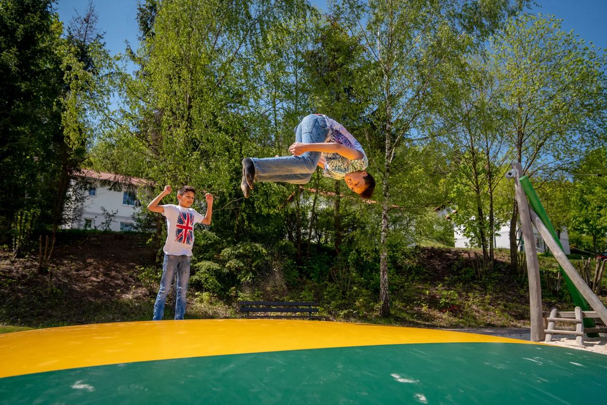 Kinder springen auf einem Hüpfkissen