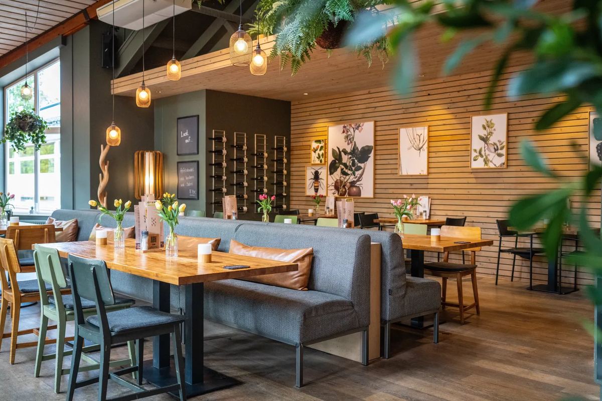 Restaurant mit Holztischen und Sitzbänken