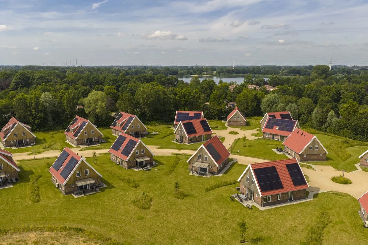 Luftbild: Ferienhäuser mit Solardächern