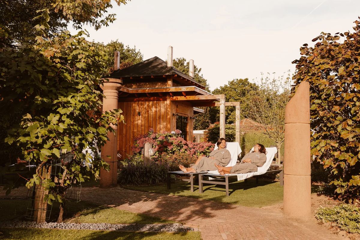 Liegen im Garten eines Wellnessbereichs
