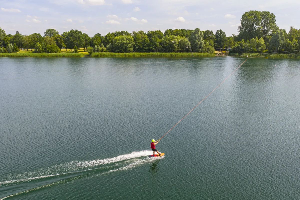 Wasserskifahrer auf dem See