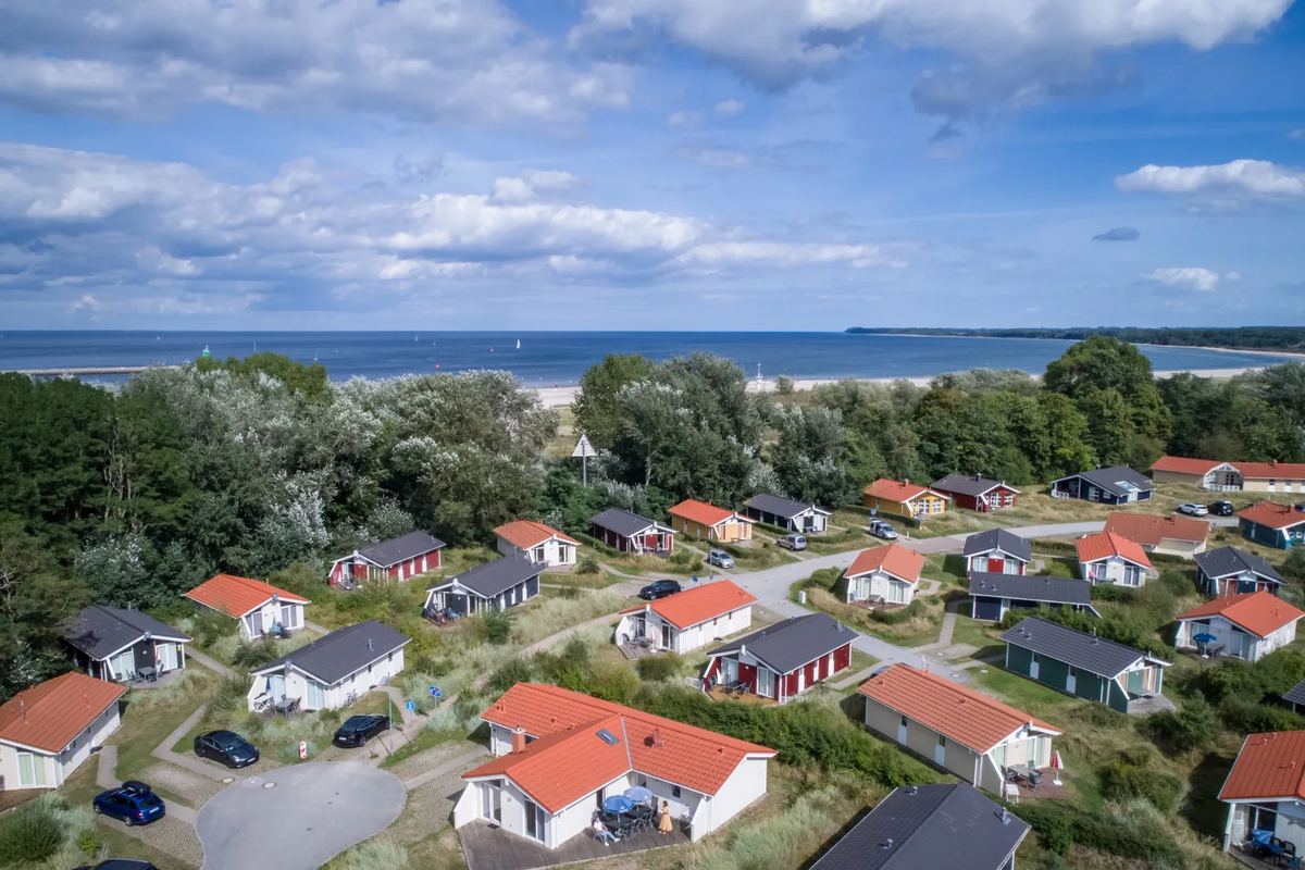 Luftbild: Bungalows mit roten Dächern nahe der Ostsee