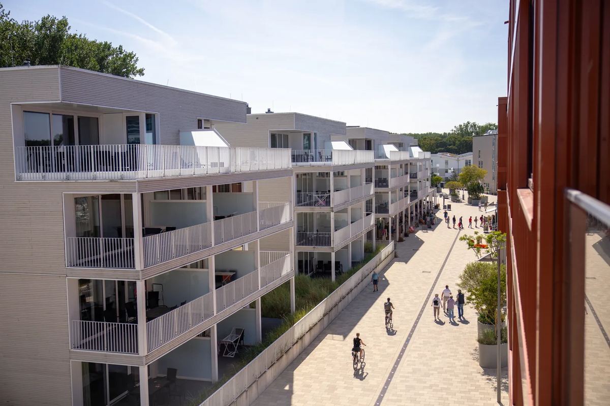 Apartmenthaus mit Balkonen an einer Promenade
