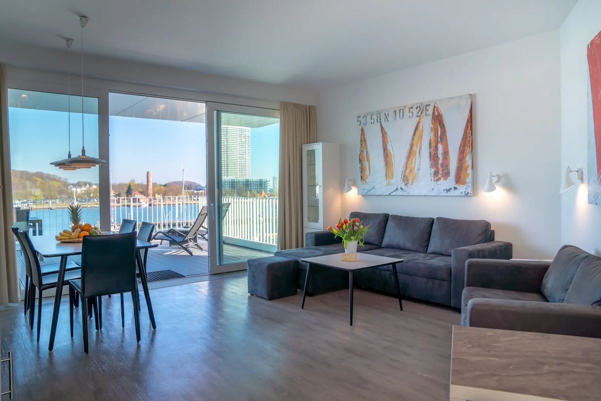 Wohnzimmer mit Sofas und Blick auf den Hafen