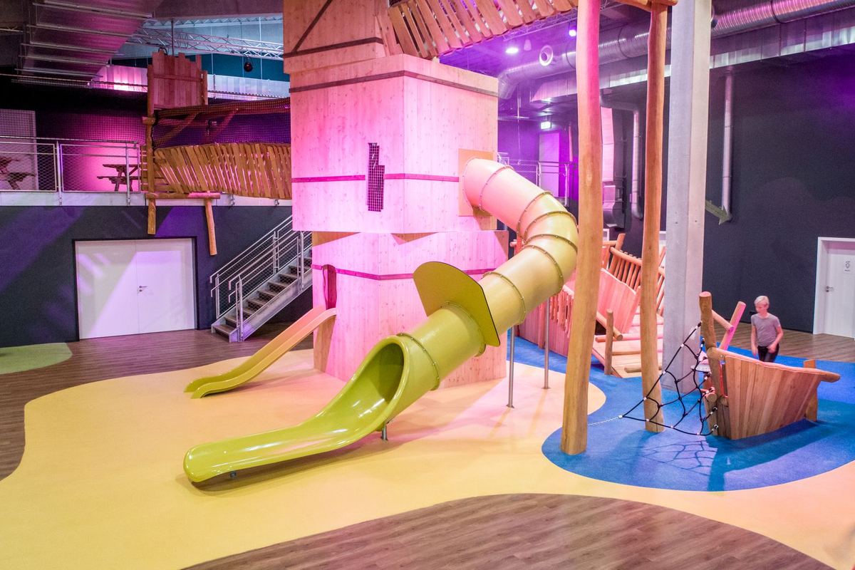 Indoor-Spielplatz mit Rutschen