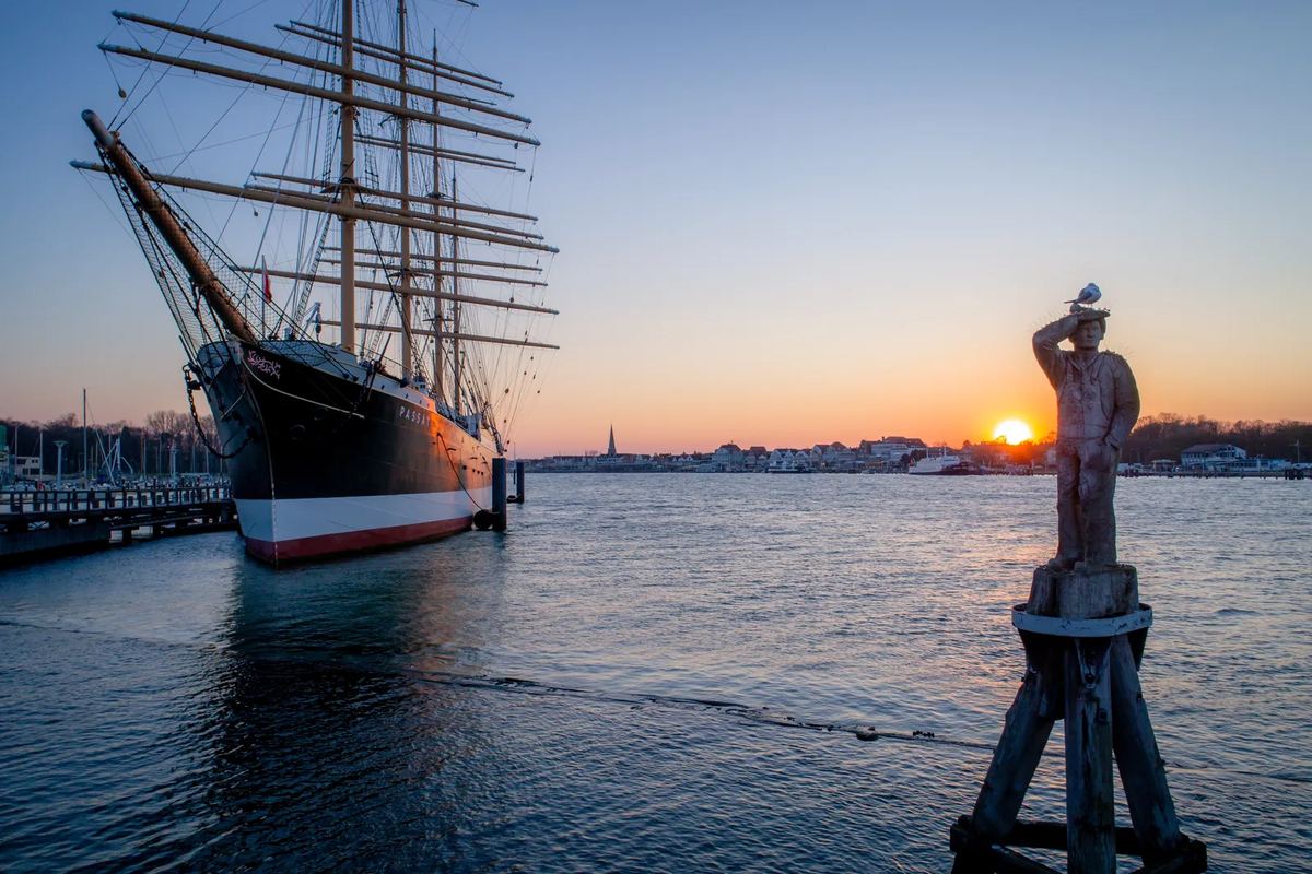 Großsegler im Hafen bei Sonnenuntergang
