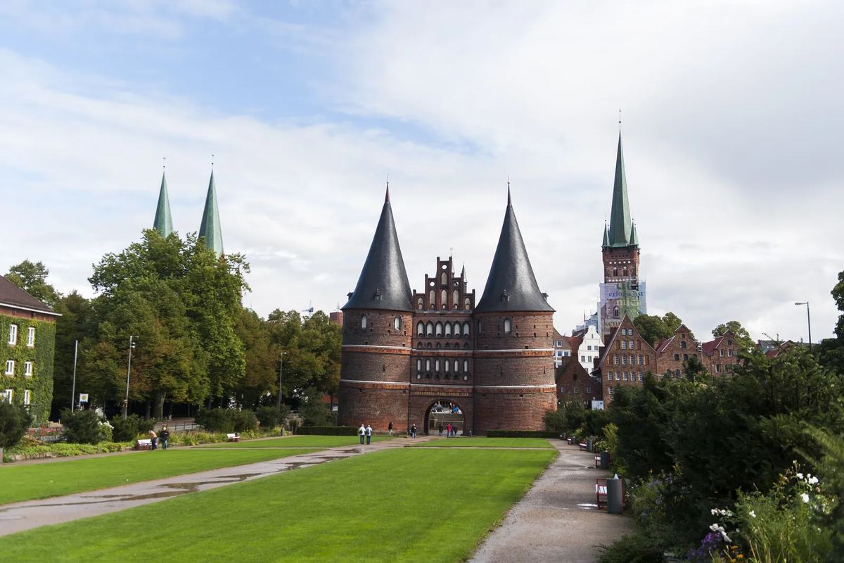 Holstentor in Lübeck mit Kirchtürmen dahinter