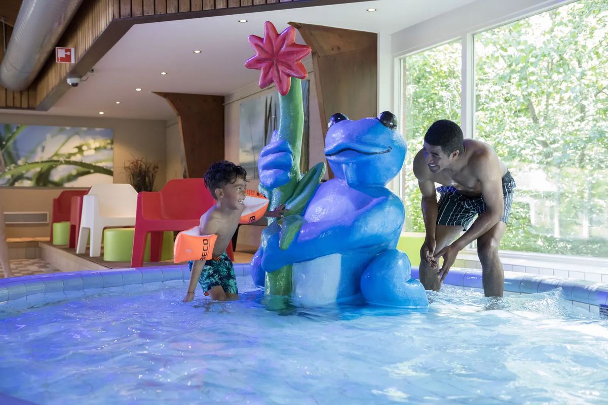 Kinder im Kinderbecken mit Spielfigur