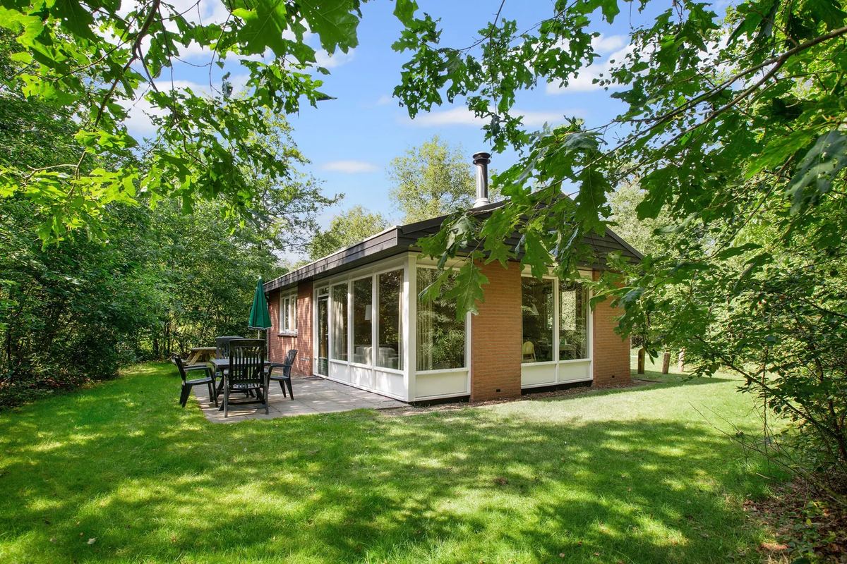 Bungalow mit Terrasse zwischen Bäumen