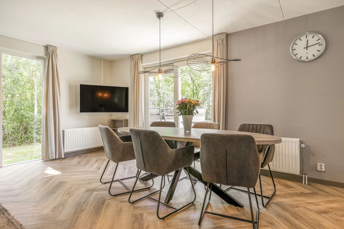 Esstisch und Wohnbereich mit Fernseher