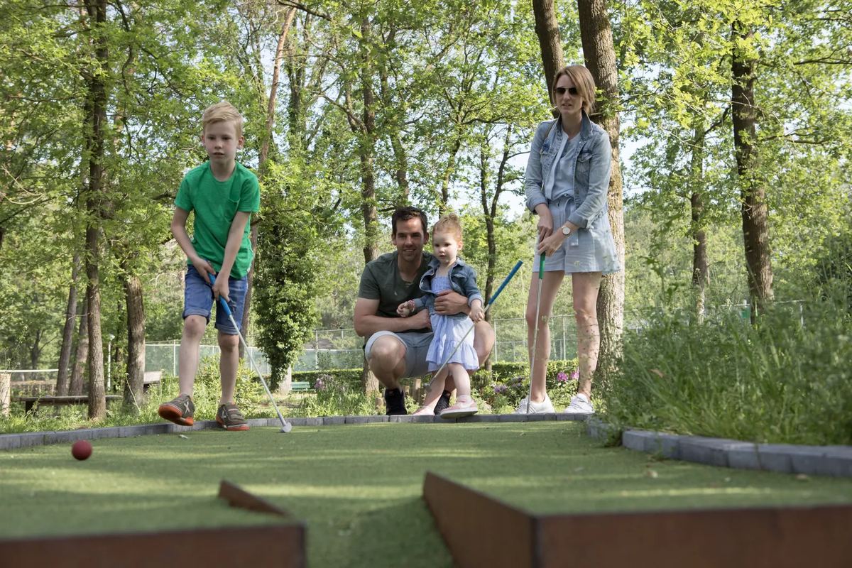 Familie beim Minigolf