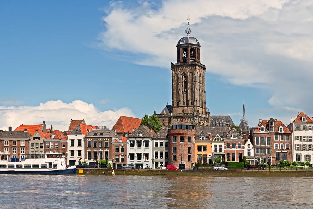 Deventer mit Kirchturm am Ufer der IJssel