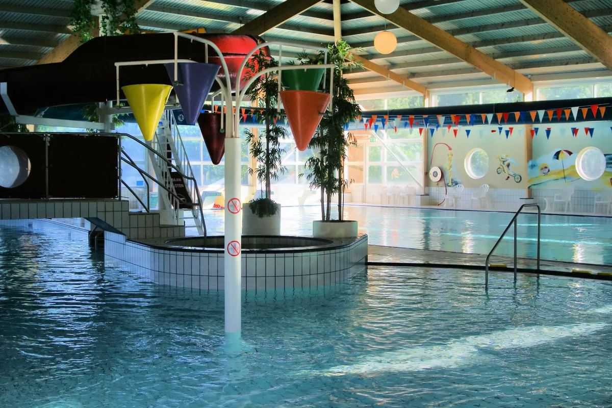 Hallenbad mit Wasserspiel und Rutsche