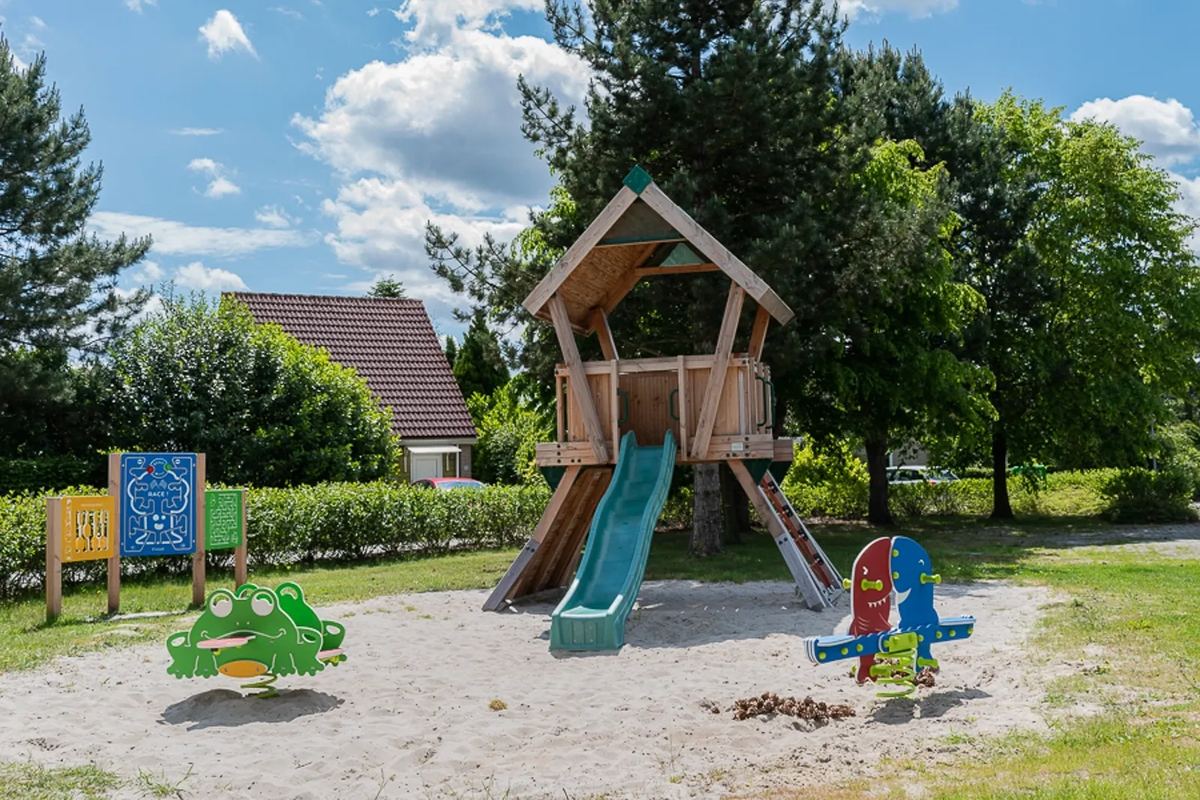 Spielplatz mit Turm und Rutsche