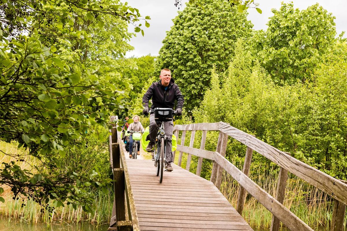 Radfahrer auf einer Holzbrücke