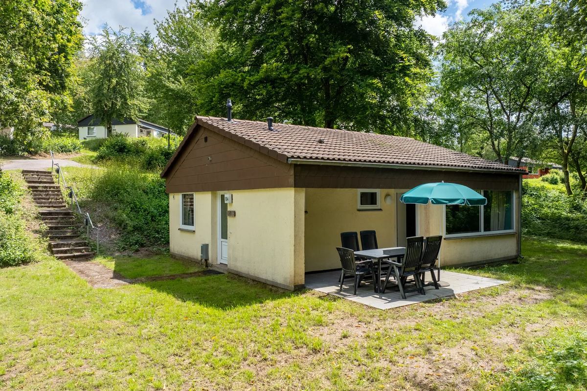 Kleines Ferienhaus mit Terrasse und Sonnenschirm