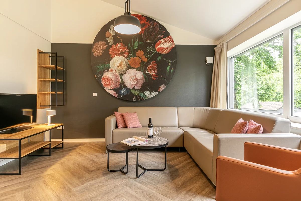Wohnzimmer mit Ecksofa und großem Fenster