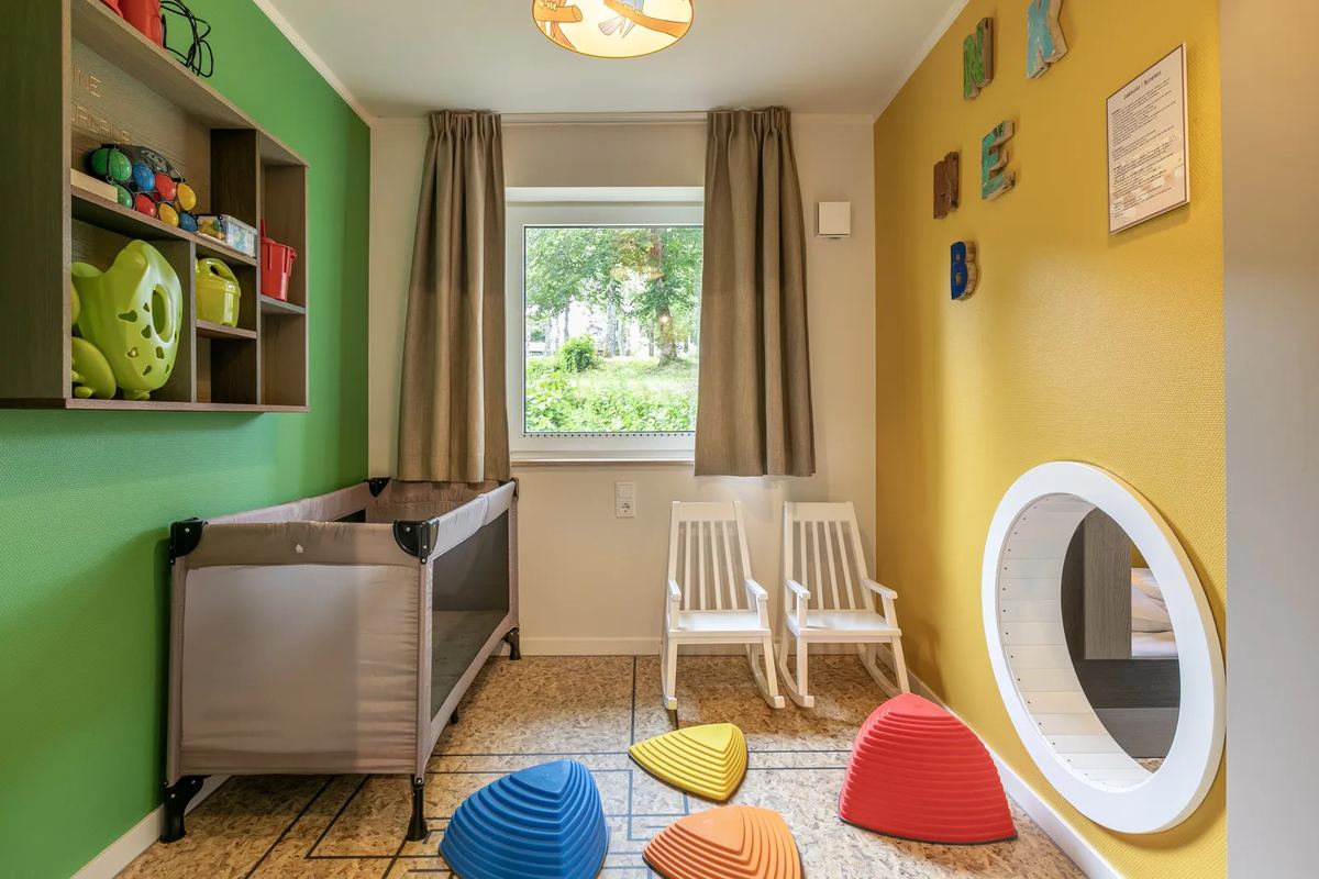 Kinderzimmer mit Babybett und Spielsachen