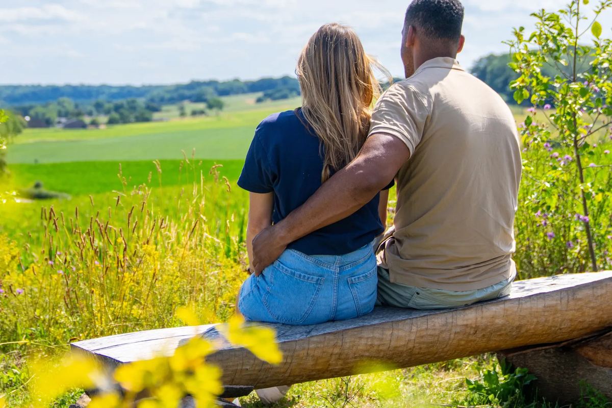 Paar auf einer Bank mit Blick ins Land