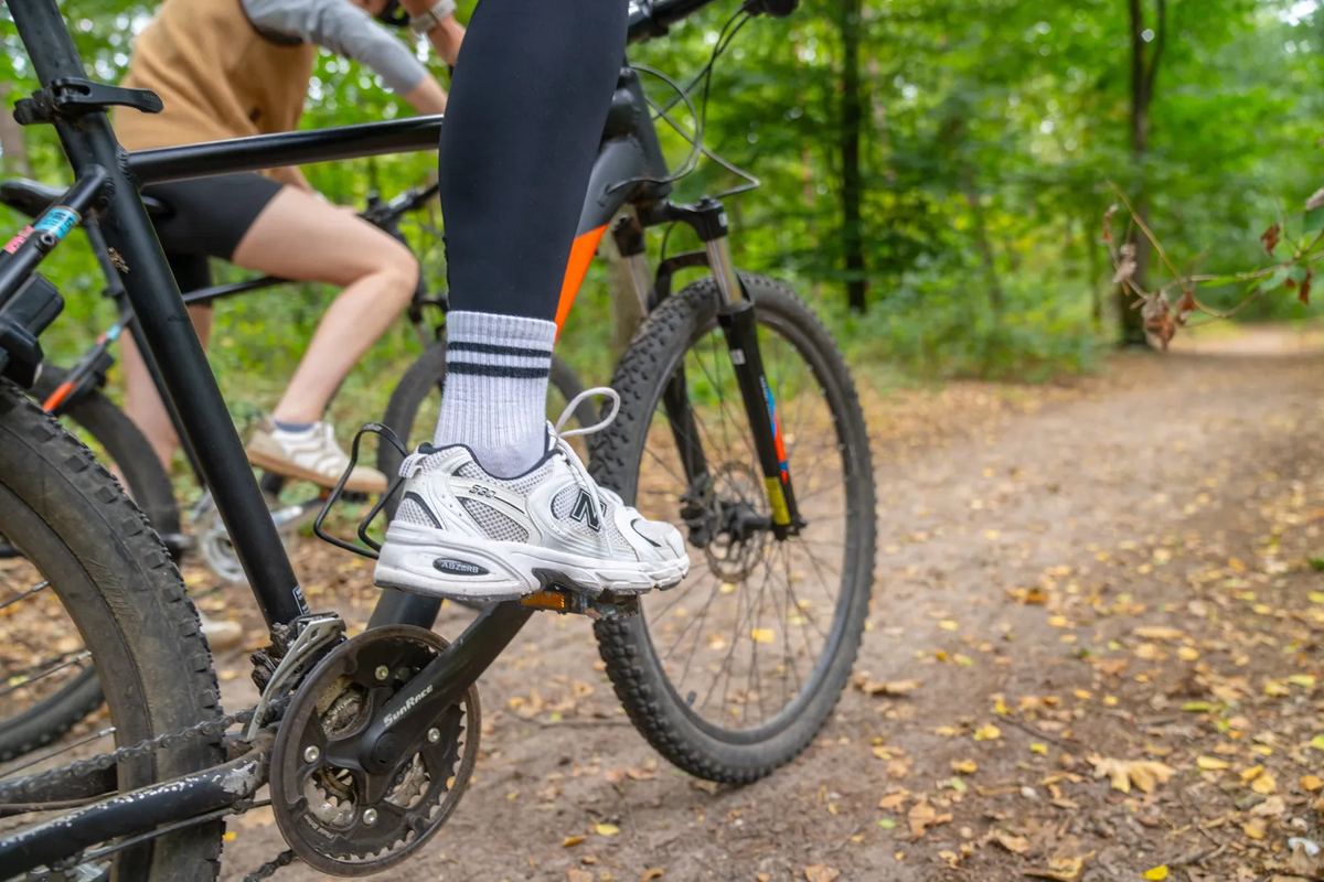 Radfahrer auf einem Waldweg