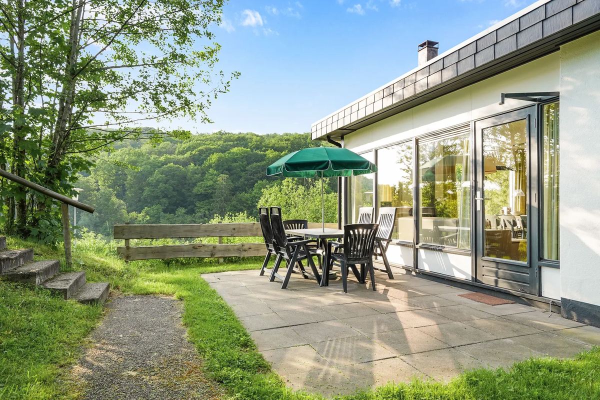 Ferienhaus mit Terrasse, Sonnenschirm und Blick ins Grüne