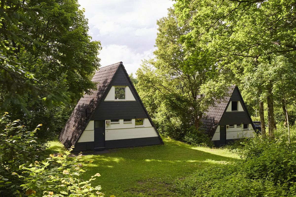 Ferienhäuser mit Spitzdach im Wald