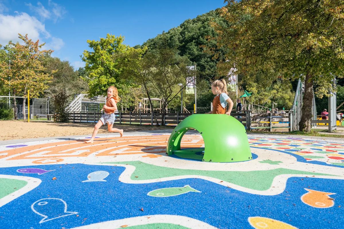 Bunte Spielfläche mit Kuppel