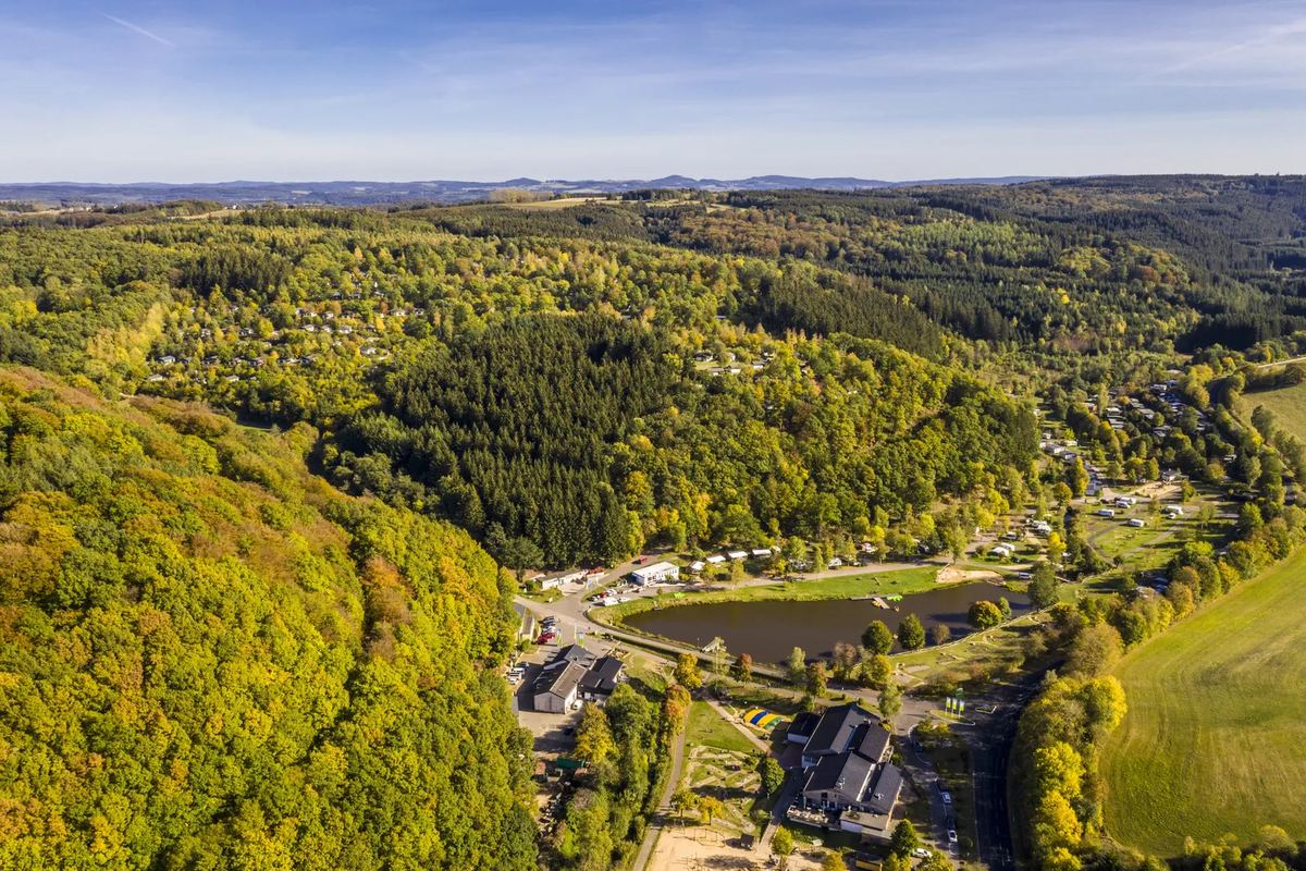 Luftbild: bewaldetes Tal mit dem Park